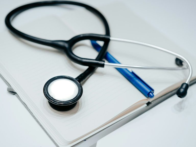 Vista Community Clinic Complaint Documentation & Grievances Stethoscope with clipboard, patient reviews, complaint documentation, phone issues, and administrative failures at Vista Community Clinic